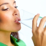 Beber de un vaso y dolor de cuello