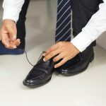 La postura para atar los zapatos