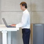 Trabajar de pie en un standing desk
