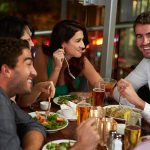 Cenar en restaurantes ruidosos da lumbalgia